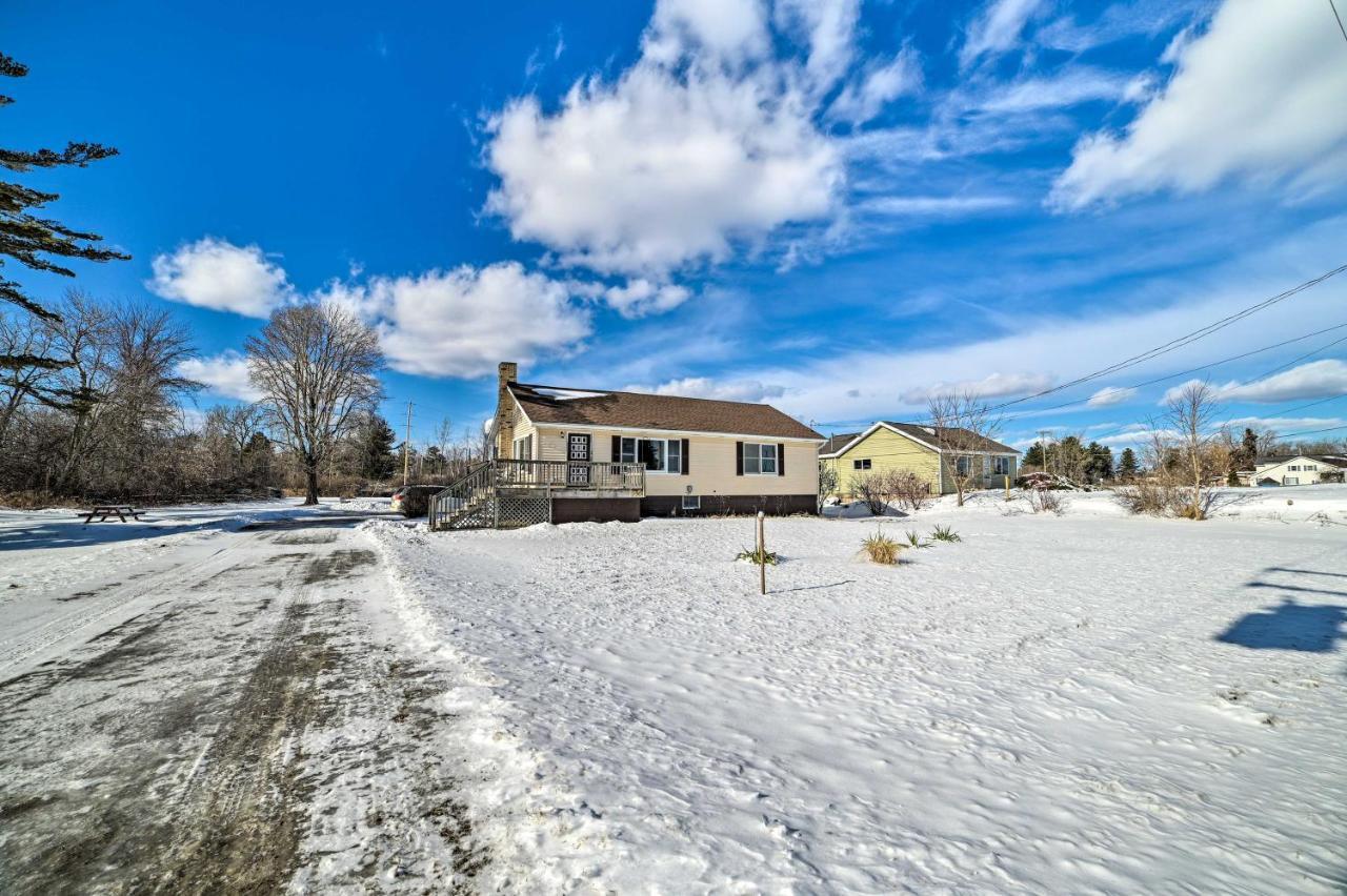 Cozy Tawas City Home With Views Of Lake Huron! المظهر الخارجي الصورة